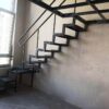 Металевий каркас зі сходинками для другого поверху в квартирі з високими стелями