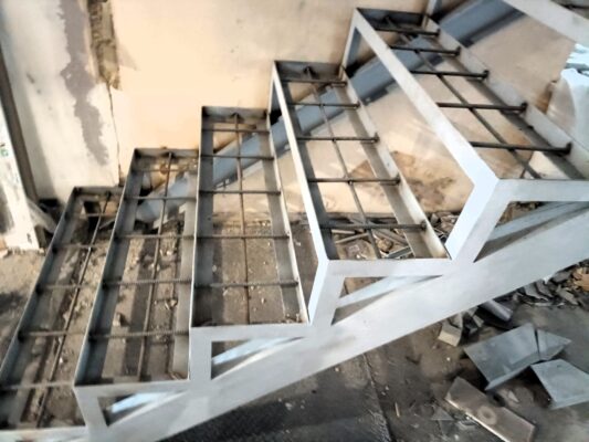 Металевий каркас для бетонних сходів – Проектування, виготовлення, монтаж